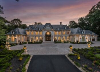 Luxury homes: Real estate 'guru' buys $7M Paradise Valley mansion